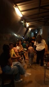 suasana kedai kopi di Semarang Ngophi